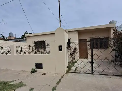 CASA CON 4 AMBIENTES, INGRESO PARA VEHICULO Y AMPLIO PATIO