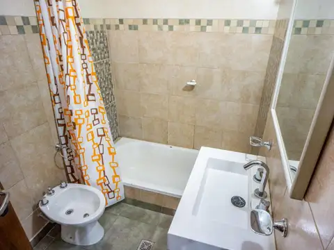 Casa 5 ambientes con 2 baños