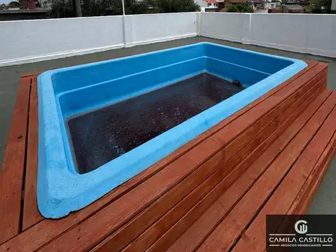 VENTA - CASA EN 1° PISO 4 AMBIENTES CON BALCON Y TERRAZA CON PILETA