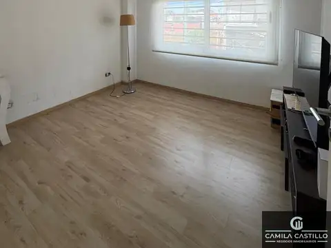 VENTA - CASA EN 1° PISO 4 AMBIENTES CON BALCON Y TERRAZA CON PILETA