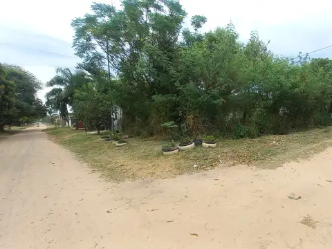 TERRENO CON CONSTRUCCION SOBRE ESQUINA - RECIBE VEHICULO DE INTERES