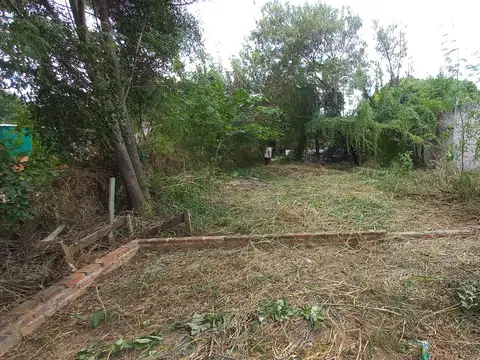 TERRENO CON CONSTRUCCION SOBRE ESQUINA - RECIBE VEHICULO DE INTERES