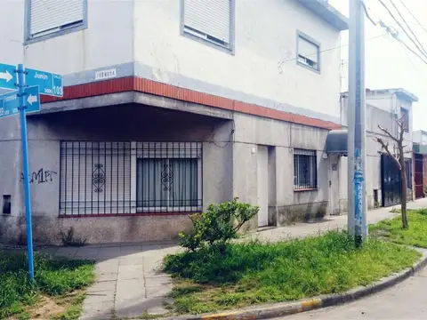 MULTIFAMILIAR   4 AMBIENTES  CON COCHERA