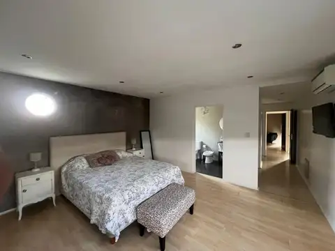 Casa en Venta con 3 cocheras