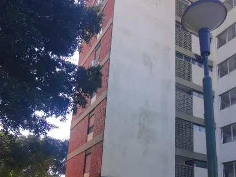 OPORTUNIDAD 4 AMB A REFACCIONAR, COCINA INDEPEND + LAVADERO, TODO LUZ Y SOL