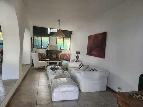 Casa en Alquiler con 2 cocheras