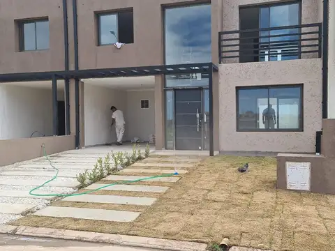 Casa 4 ambientes con 3 baños