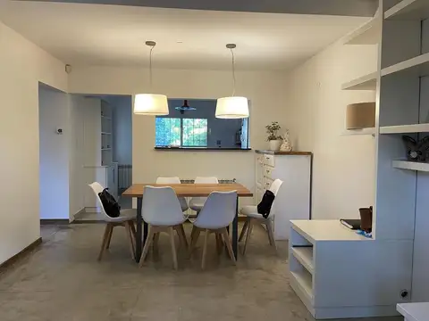 Casa 4 ambientes con 2 baños