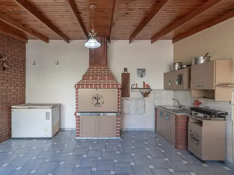 Casa 5 ambientes con 2 baños