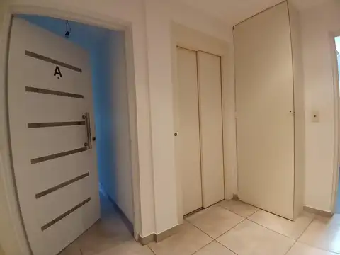 Departamento 2 ambientes con balcon al frente y parrilla.