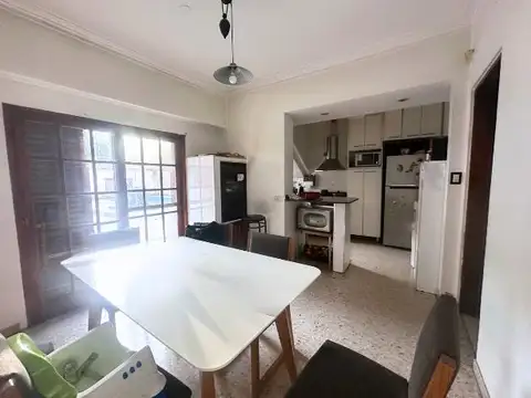 Hermosa casa sobre lote de 990mts2 en City Bell.