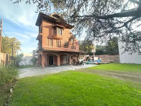 Casa 10 ambientes con 5 baños