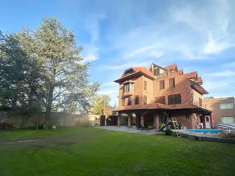 Hermosa casa sobre lote de 990mts2 en City Bell.