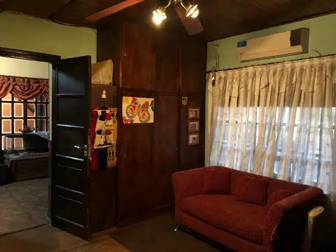 Casa 6 ambientes con 2 baños