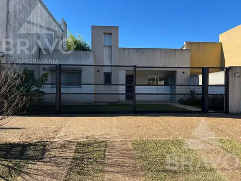 Amplia casa en una planta c/patio