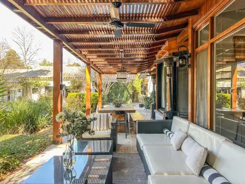 Casa en Venta en Martinez de Libertador al Rio, con gran jardín y pileta orientada al Este.