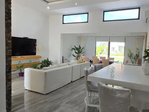 Casa en venta c/ cochera en San Sebastián