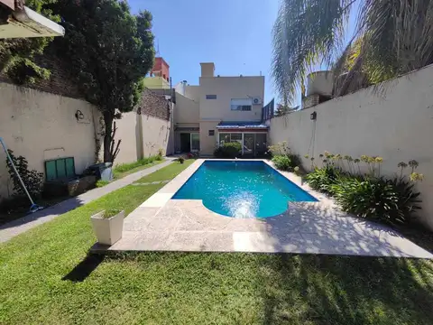 Casa en Venta con 2 cocheras