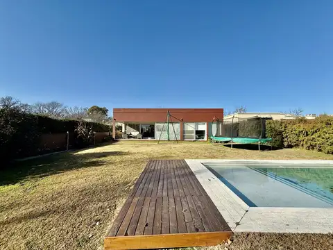 Casa 4 ambientes con 2 baños