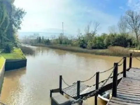 Casa 8 ambientes con 4 baños