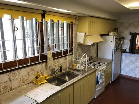 Casa 5 ambientes con 4 baños