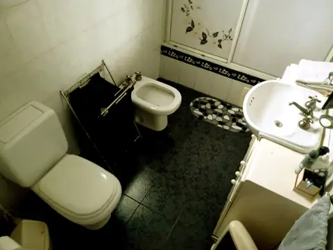 CASA DE 4 AMBIENTES EN 2 PLANTAS CON COCHERA, PATIO Y PARRILLA. CERVIÑO 381 AVELLANEDA.