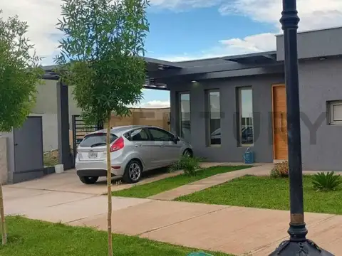 Se vende casa en La Bastilla – Barrio privado