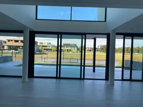 Casa 8 ambientes con 6 baños