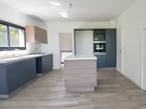 Casa 5 ambientes con 3 baños