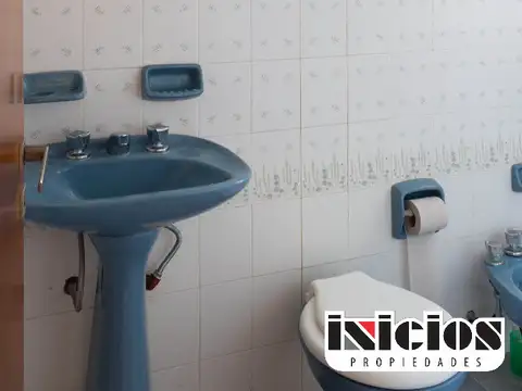 Casa 4 ambientes con 2 baños