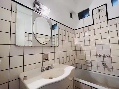 3 ambientes con dependencia al frente sobre Montes de Oca