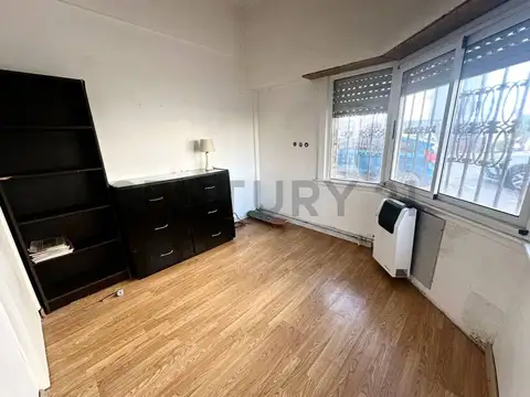 Tres ambientes en zona La Perla todo al frente en planta baja