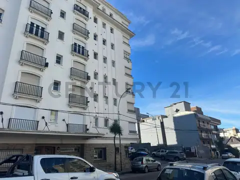 Tres ambientes en zona La Perla todo al frente en planta baja