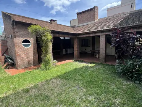 tipo casa 4 ambientes con jardin fondo parrilla