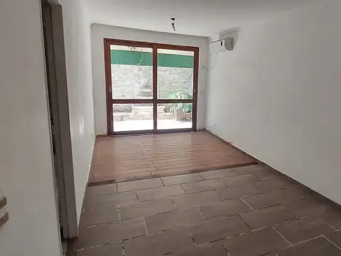 Depto 3 ambientes con enorme patio y parrilla