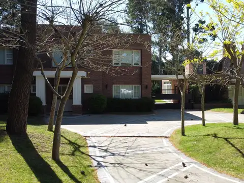 Casa en Alquiler Temporal con 3 cocheras