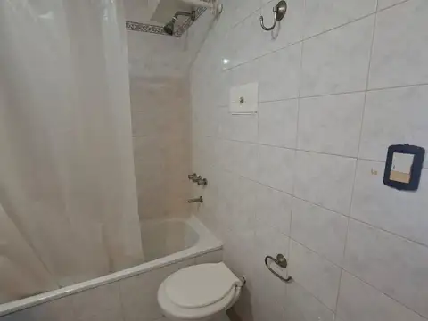 Monoambiente c/balcón luminoso Cocina incorporada. Baño completo. A 1 cuadra de la Clínica Favaloro.