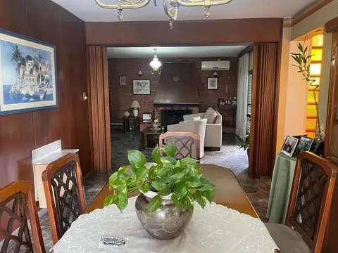 Casa 7 ambientes con 2 baños
