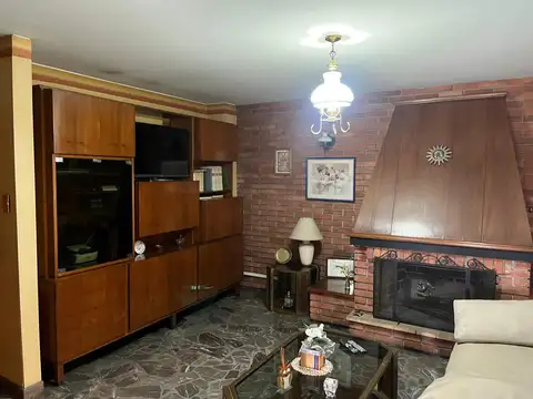 Casa de 4 dormitorios con terraza, parrilla y pileta