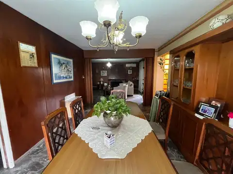 Casa de 4 dormitorios con terraza, parrilla y pileta