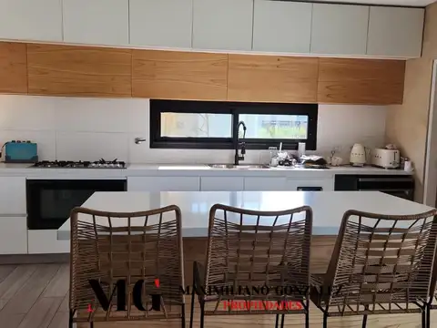 Casa 6 ambientes con 4 baños