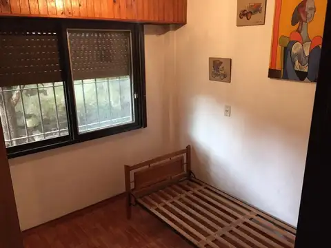 CASA EN PLANTA BAJA DE 3 DORMITORIOS, COCHERAS VARIOS AUTOS, PATIO JARDIN.