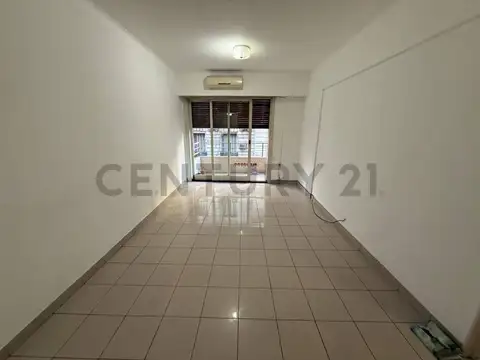 Departamento de 3 ambientes con cochera y baulera.