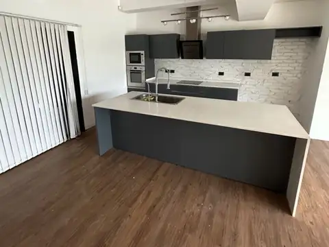 Casa 11 ambientes con 4 baños