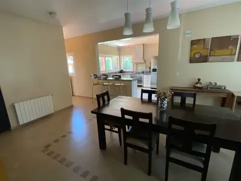 Casa 5 ambientes con 2 baños