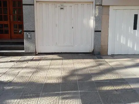 EXCELENTE COCHERA FIJA E INDIVIDUAL, PORTON AUTOMATICO Y PUE