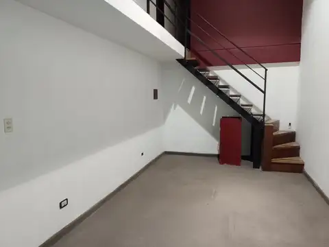 Local en edificio excelente ubicación, Caseros zona Centro