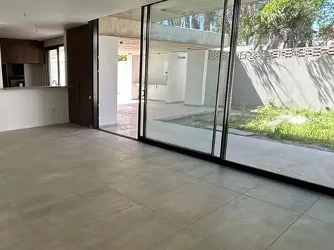 Casa en Alquiler con 1 cochera