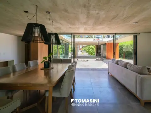 Casa 4 ambientes con 2 baños