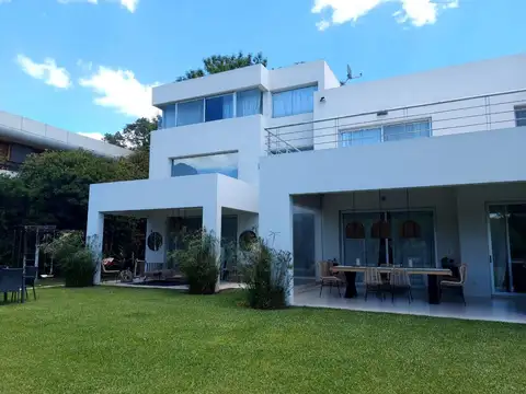 Casa en alquiler anual en Armenio,  6 dormitorios vista al golf